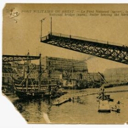 Brest.- Le Pont National fermé ouvert, avec la sortie d'un voilier.