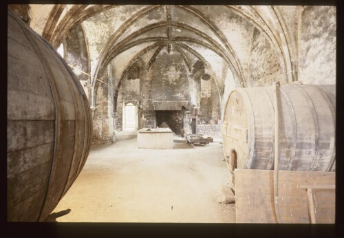 Paimpol Kérity. - Abbaye de Beauport : salle au duc, intérieur, tonneaux, voute.