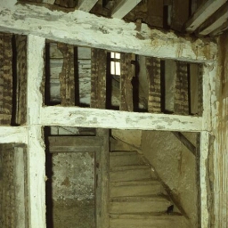 Montgermont. - Les Hauts Talus : manoir, terre, torchis, intérieur, escalier de bois.