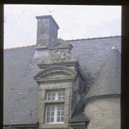 Lannilis. - Manoir de Kerbabu : façade, lucarne, fenêtre.