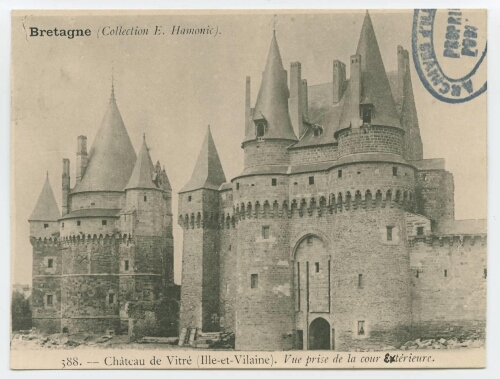 BRETAGNE. Château de VITRE (Ille.-et-Vilaine.). -Vue prise de la cour extérieure.