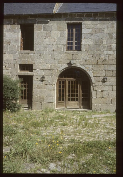 Brélès. - Manoir de Belair : porte, fenêtre.