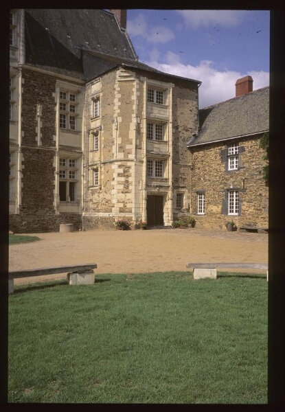 La Chapelle-Glain. - Château de La Motte Glain : manoir, château, cour, logis, tourelle d'escalier.