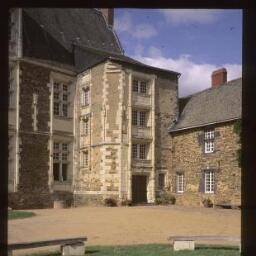 La Chapelle-Glain. - Château de La Motte Glain : manoir, château, cour, logis, tourelle d'escalier.