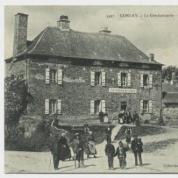 CORLAY. - La gendarmerie - L'Entrée du Vieux Château