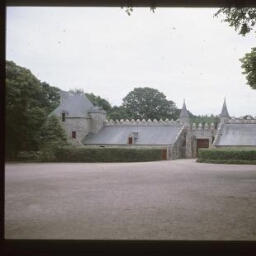 Erquy. - Château de Bienassis : château, communs, pavillon.