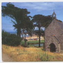 Cancale (Ille-et-Vilaine) La chapelle, au fond, la plage du Verger