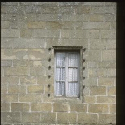 Plélo. - Manoir de La Ville-Baslin : façade, fenêtre.