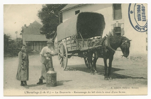 L'Hermitage (I.-&-V.) - La Beurrerie - Ramassage du lait dans la cour d'une ferme.