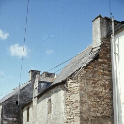 Marzan. - Bourg : maison urbaine (date 1728 sur linteau de fenêtre).
