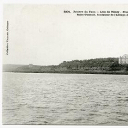 L'Hôpital-Camfrout.- L'île de Tibidy et son château. Au premier plan, la rivière du Faou.
