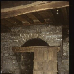 Prat. - Manoir de Coadélan : intérieur, cheminée.