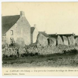 Carnac.- Vue générale du village avec une vue partielle du cromlec'h.