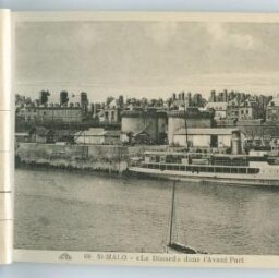 St MALO -"Le Dinard"dans l'Avant Port