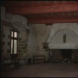 Le Quiou. - Manoir du Hac : château, intérieur, chambre seigneuriale,judas.