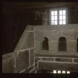 Lannilis. - Manoir de Kerbabu : intérieur, palier, vestibule, escalier.
