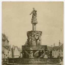 GUINGAMP. - Fontaine XVIḞ siècle, Place du Centre. - LL