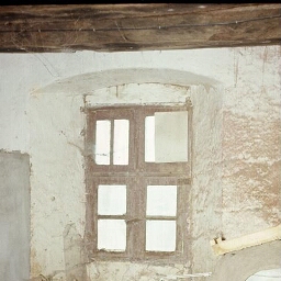 Guérande. - Clis, manoir de Kerpontdarms : intérieur, salle basse, fenêtre.