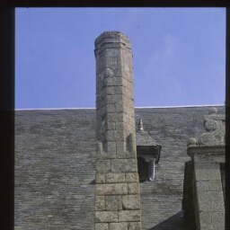 Paimpol Kérity. - Abbaye de Beauport : salle, cheminée octagonale.
