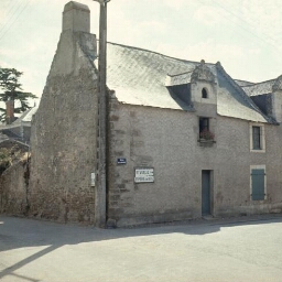 Frossay. - rue de la Paix : maison (date 1572 sur lucarne arrière).