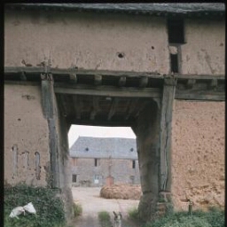 La Chapelle-des-Fougeretz. - Le Plessis Beaucé, manoir : logis-porche, terre, torchis, colombage.