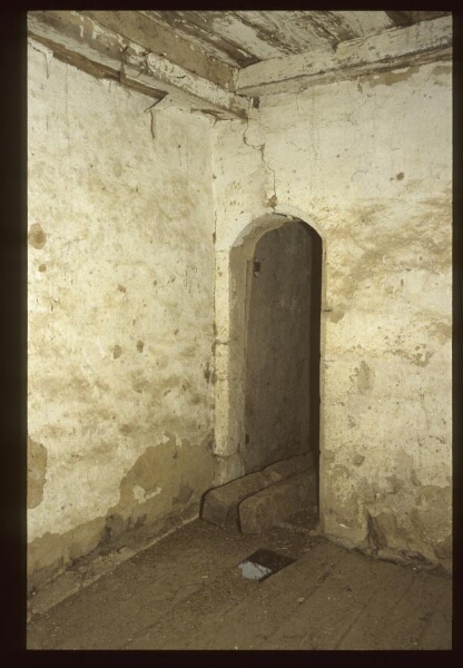 Plumaugat. - La Gaudesière, manoir : intérieur, chambre arrière, porte latrine.