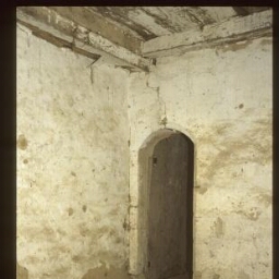 Plumaugat. - La Gaudesière, manoir : intérieur, chambre arrière, porte latrine.