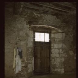 Plumaugat. - La Gaudesière, manoir : intérieur, fenêtre, détail.