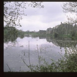 La Chapelle-Glain. - Château de La Motte Glain : château, étang.