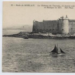 Plouézoch.- Le château du Taureau, dans la rade de Morlaix.