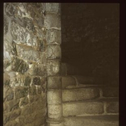 Plumaugat. - La Gaudesière, manoir : intérieur, escalier.