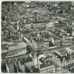 RENNES (I.-et-V.) - Vue aérienne sur le Palais du Commerce, la Poste, l'Hôtel de Ville et le Théatre.