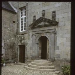 Lannilis. - Kerouartz : manoir, château, porte.