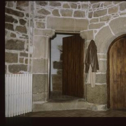 Prat. - Manoir de Coadélan : intérieur, entrée, portes.