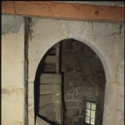 Plélo. - Manoir de La Ville-Baslin : intérieur, porte vers l'escalier.