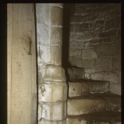 Ploubalay. - Manoir De La Crochais : intérieur, tourelle d'escalier.