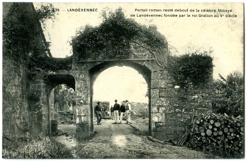 Landévennec.- Le portail de l'ancienne abbaye.
