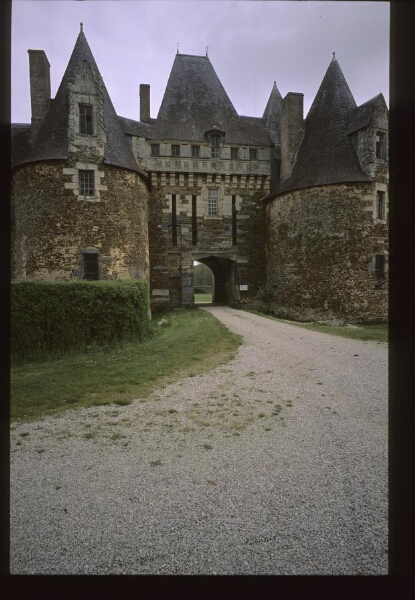 La Chapelle-Glain. - Château de La Motte Glain : château, châtelet.