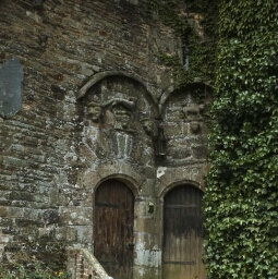 Montauban-de-Bretagne. - Château : châtelet, porte, escalier.