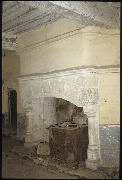 Noyal-sur-Vilaine. - Manoir du Bois Orcan : intérieur, chambre au-dessus cuisine, cheminée.