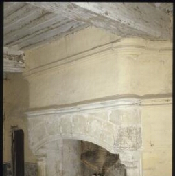 Noyal-sur-Vilaine. - Manoir du Bois Orcan : intérieur, chambre au-dessus cuisine, cheminée.