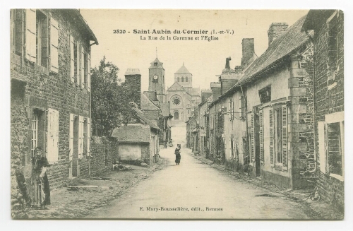 Saint-Aubin-du-Cormier (I.-et-V.).- la Rue de la Garenne et l'Eglise.