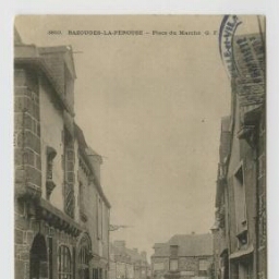 Bazouges-la-Pérouse. Place du marché