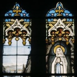 Verrière de Notre-Dame de Lourdes de l'église Saint-Martin