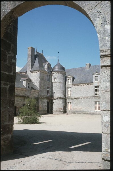 Trébry. - Château de La Touche Trébry : extérieur, enceinte, tours.