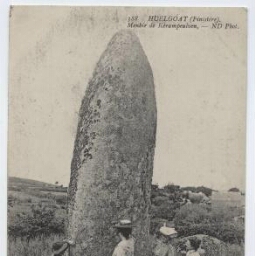 HUELGOAT (Finistère). Menhir de Kérampeulven