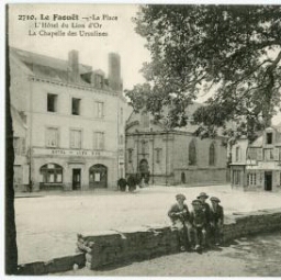 Le Faouët. - La Place, L'Hôtel de Lion d'Or, La Chapelle des Ursulines.