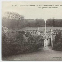 Cour d'Honneur - Entrée fortifiée et Parc du Château de Bienassis vue prise du Château