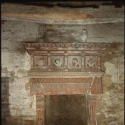 Brélès. - Manoir de Belair : salle haute, cheminée peinte.
