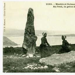 Menhir et Dolmen renversés à CROZON Au fond, la grève de Portz-Lonnec